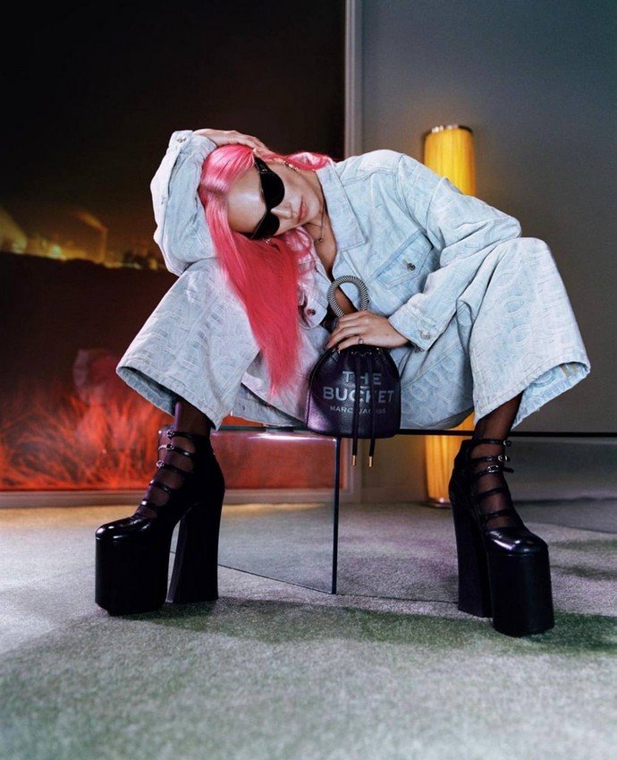 Кейт Мосс вернулась к своему фирменному образу конца 90-х для фотосессии Marc Jacobs