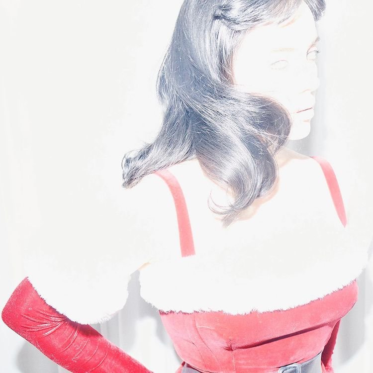 Билли Айлиш отпраздновала день рождения в костюме Санта-Клауса, показав обновленную фигуру