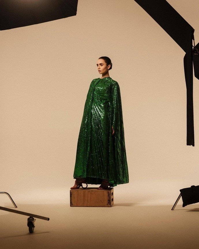 От Armani до Dior: Лили Коллинз появилась на новой обложке испанского Harper's Bazaar