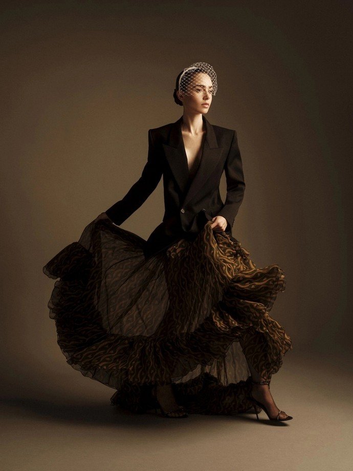 От Armani до Dior: Лили Коллинз появилась на новой обложке испанского Harper's Bazaar