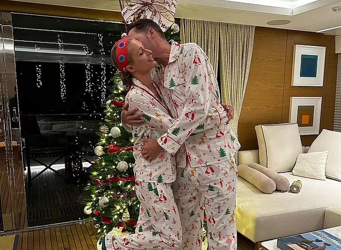 Рождество миллионерши: Пэрис Хилтон отметила праздник в пижаме посреди океана