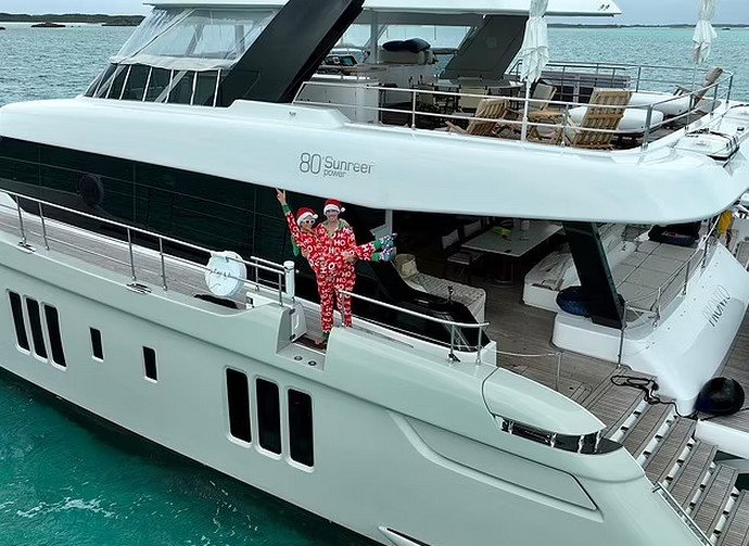 Рождество миллионерши: Пэрис Хилтон отметила праздник в пижаме посреди океана