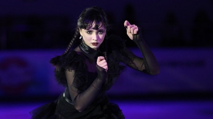 Камила Валиева повторила танец Уэнсдей Аддамс на показательных выступлениях по фигурному катанию