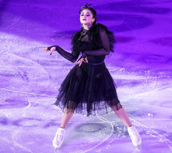 Камила Валиева повторила танец Уэнсдей Аддамс на показательных выступлениях по фигурному катанию
