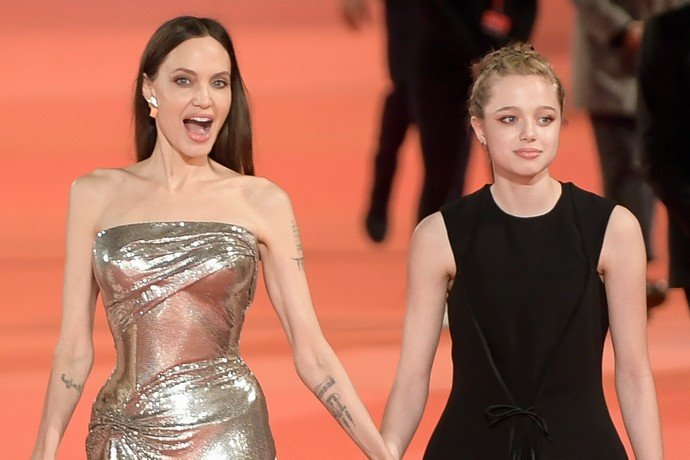 Обрилась и странно оделась: 16-летнюю дочь Анджелины Джоли и Брэда Питта невозможно узнать