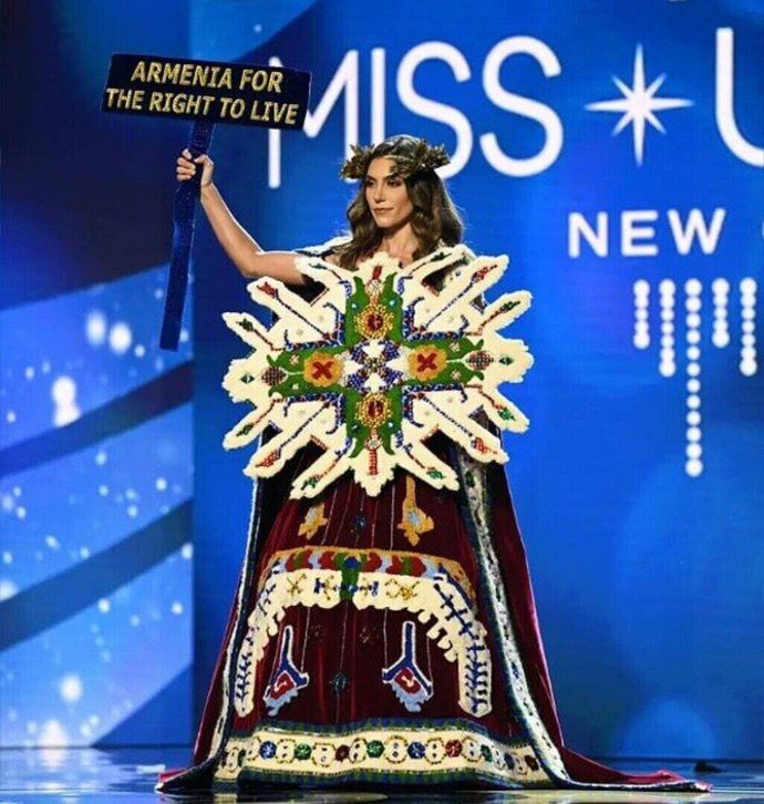 Представительница США вынесла на своих плечах «Луну и звёзды» и стала новой «Мисс Вселенная»