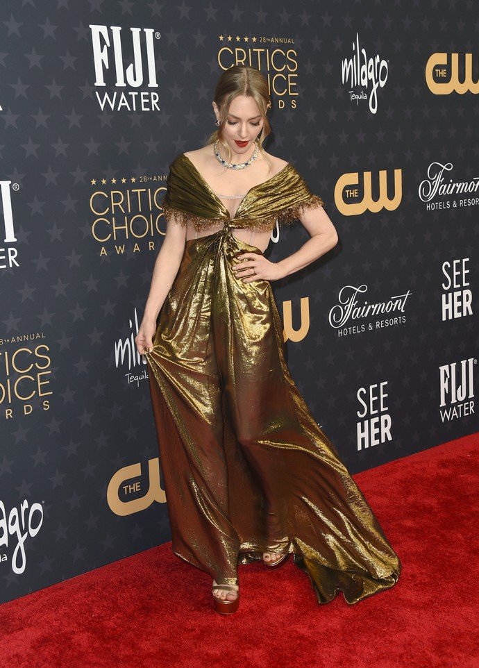 Катастрофы моды: Аманда Сейфрид порвала винтажное платье, а Девери Джейкобс не могла выбрать что-то одно на Critics' Choice Awards