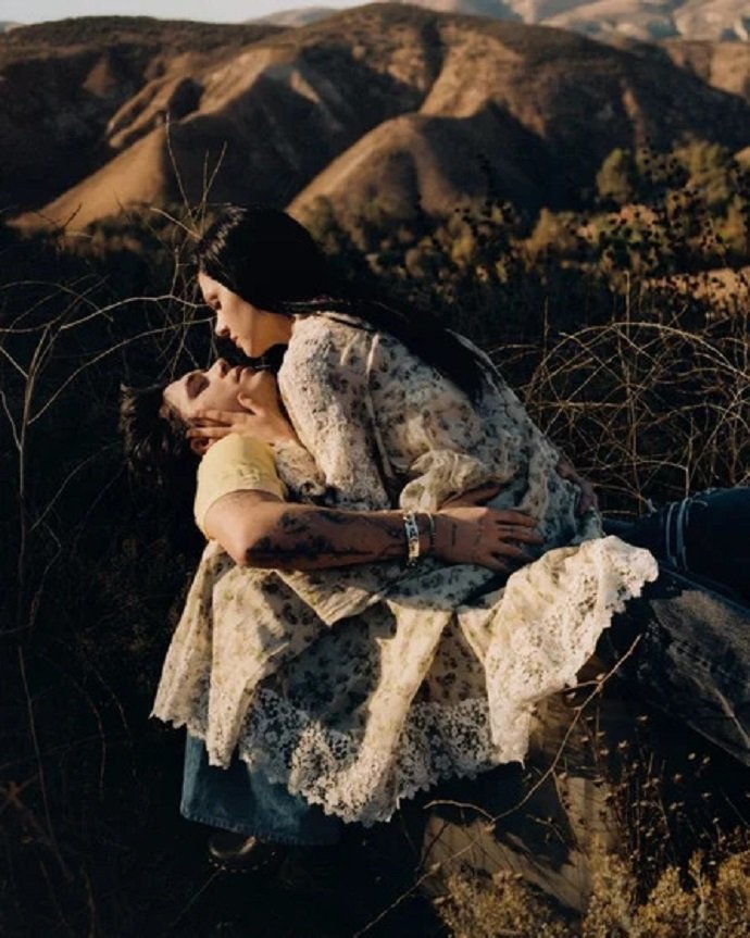  "Без всякого стеснения": Бруклин Бэкхем страстно целовал свою жену Николу Пельц в фотосессии для Vogue