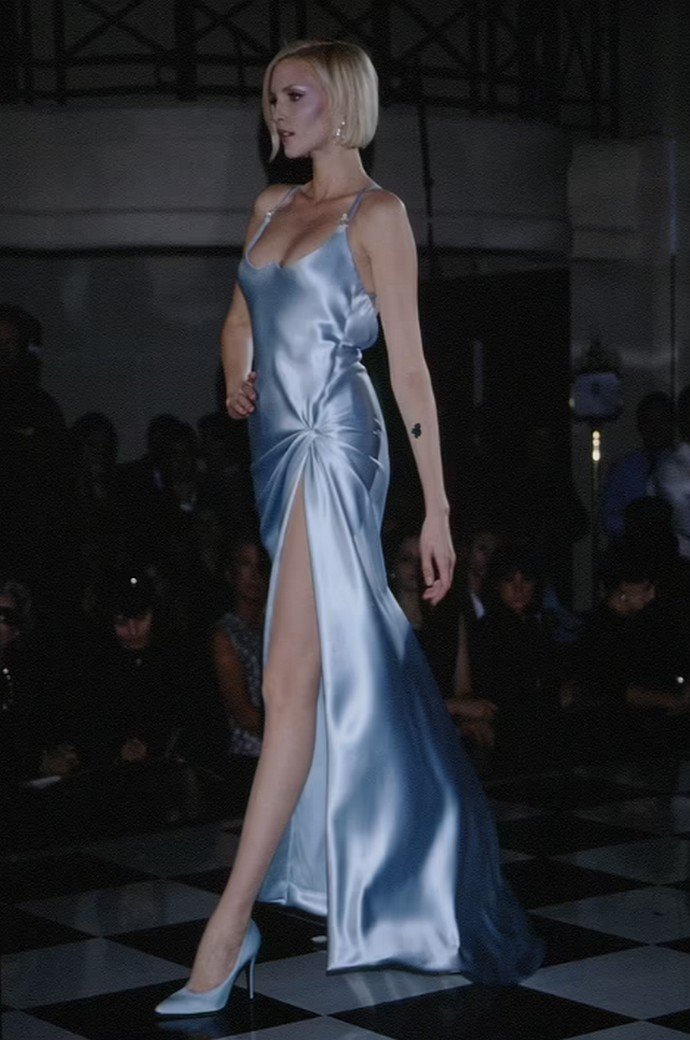 Что не так с платьем?  Марго Робби появилась в наряде от Versace на австралийской премьере «Вавилон» и была подвергнута критике