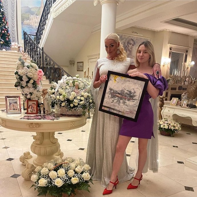 Анастасия Волочкова отметила свой день рождения без жениха Димы. Кто пришел поздравить балерину