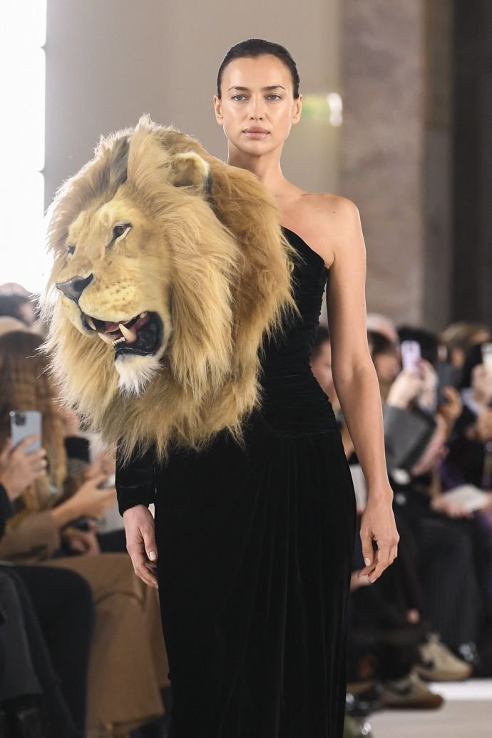 "Комедия  Данте": Ирина Шейк и Кендалл Дженнер появились на модном показе с чучелами в форме голов львов