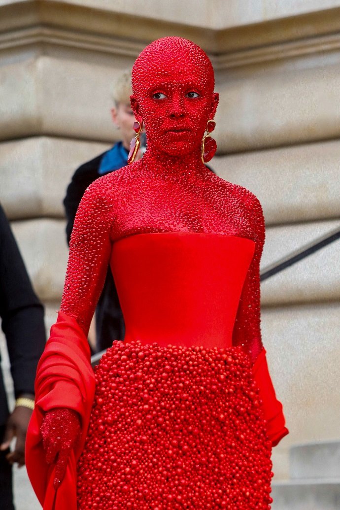 "Трипофобам привет!": новый образ Доджи Кэт на показе мод в Париже вызвал отвращение и ужас у фанатов