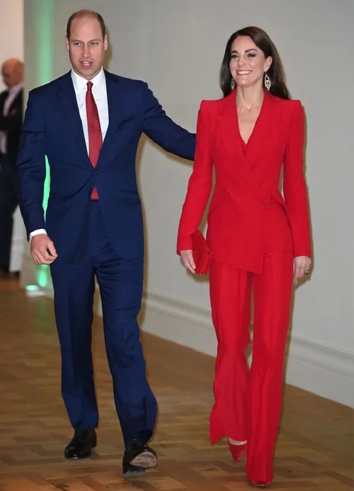 Кейт Миддлтон и принц Уильям в потрясающих костюмах идеально дополняли образы друг друга на торжественном приеме