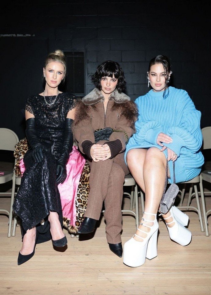 Эмили Ратаковски с новой причёской привлекла внимание на шоу Marc Jacobs, а дочь Мадонны на показ не пустили