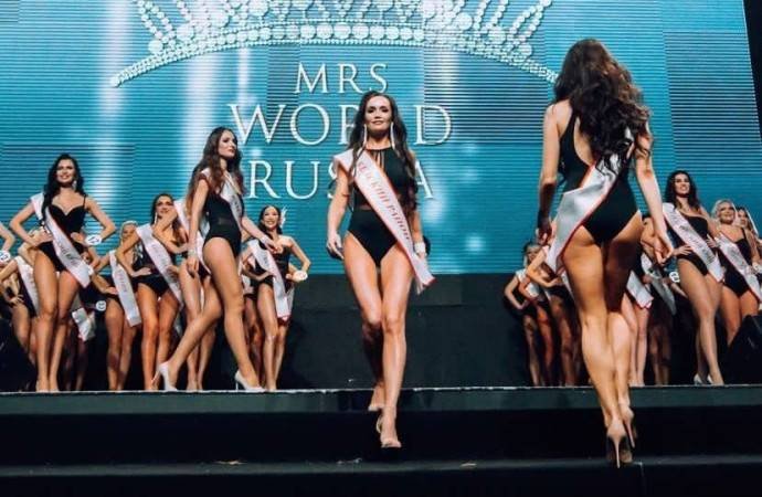 Женщина, которую назвали "серой мышью", впервые принесла победу России на конкурсе «Миссис Вселенная»