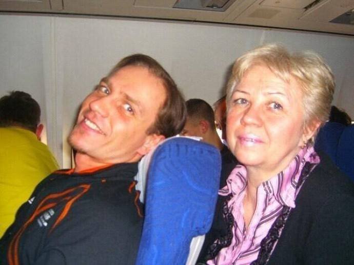 Мама Романа Костомарова впервые дала комментарий после операции сына по ампутации