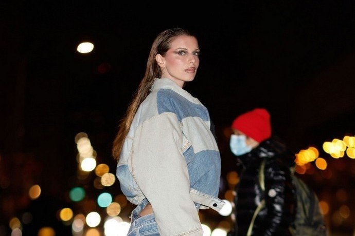«Если я думаю, что это круто, значит, это круто»: Джулия Фокс гуляла по Нью-Йорку в платье из одних поясов