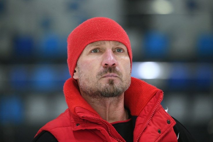 Тренер Романа Костомарова сообщила, что ему могут ампутировать пальцы на руке