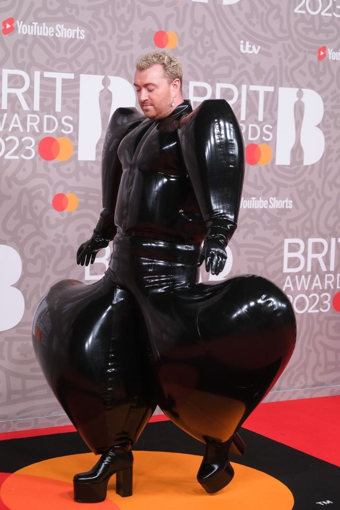 Сэм Смит стал "мемом" из-за надувного костюма, а Сальма Хайек кардинально сменила имидж. Кто еще выделился на BRIT Awards.