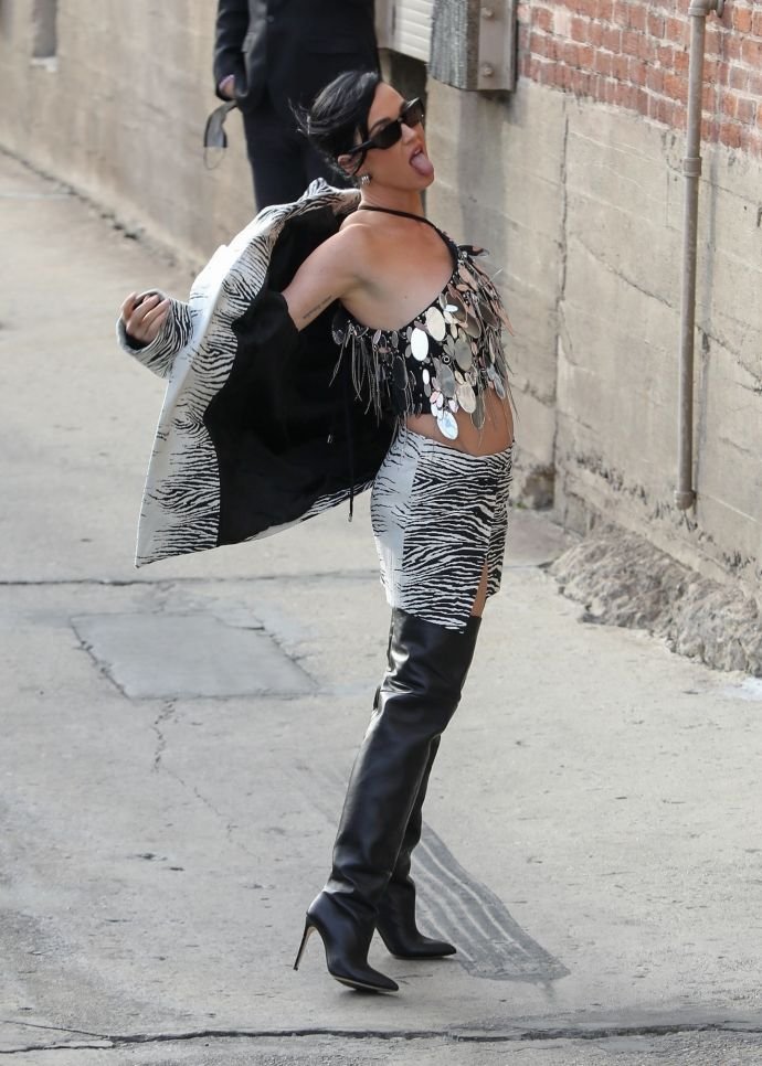 Папарацци сделали новые фото Кэти Перри в дерзком чёрно-белом наряде