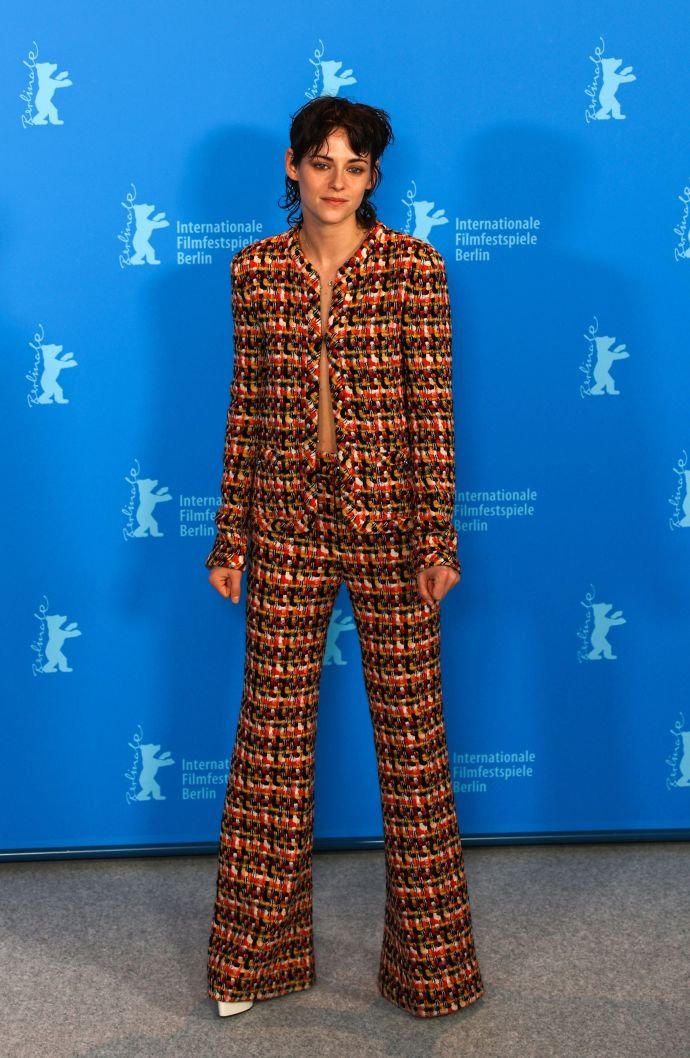 Чуть накрашенная Кристен Стюарт появилась на мероприятии в Берлине в твидовом костюме