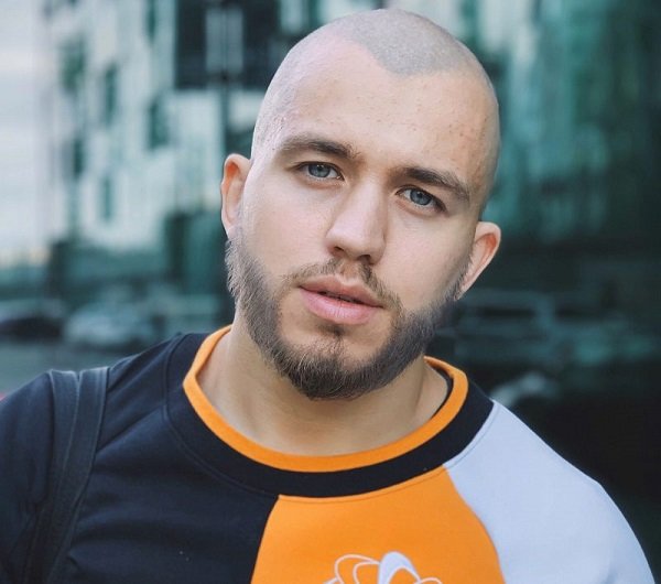 Дмитрий Тарасов пересадил себе волосы. Кто еще из российских знаменитостей решил спасти свою шевелюру при помощи хирургии?