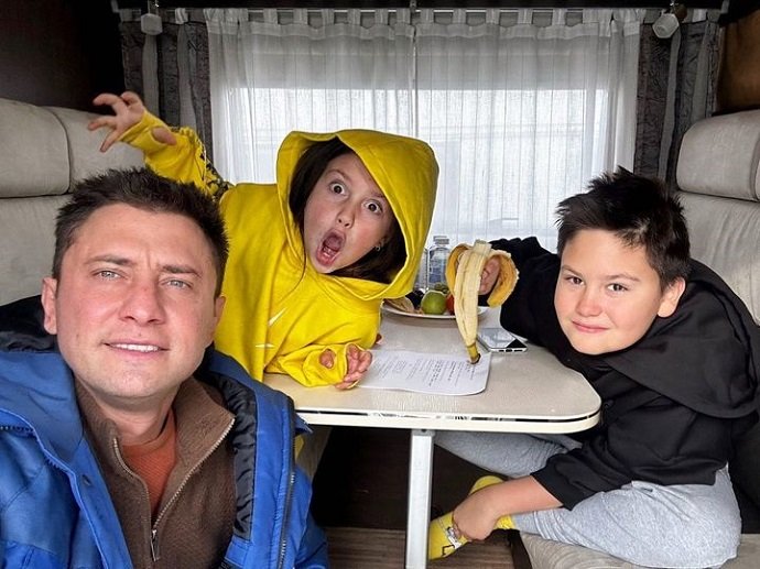 После очередной ссоры с Агатой Муцениеце Павел Прилучный встретился с детьми