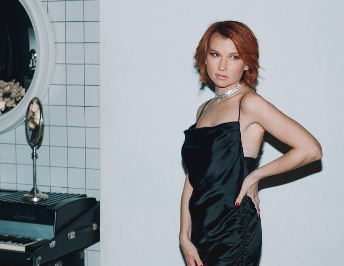 Российская поп-исполнительница Alina Rovnich представила коллаборацию с нейросетью