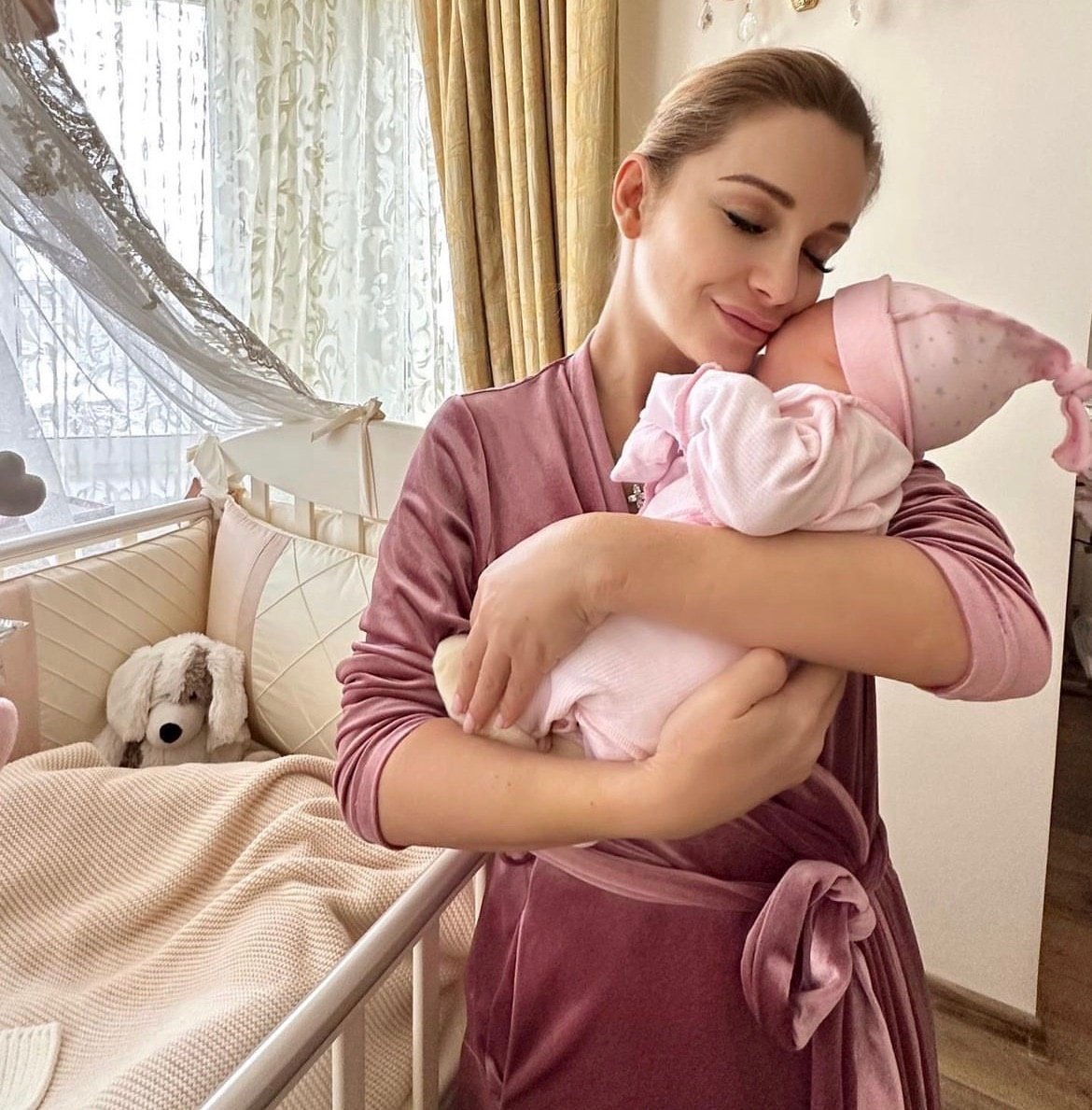 Хейтеры Ольги Орловой убеждены, что её 3-недельной дочери - 3 месяца