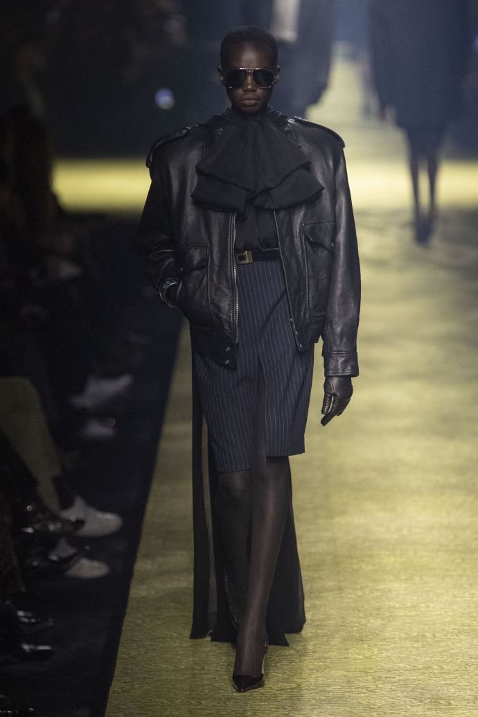 Сальма Хайек, Дуа Липа и Зоя Кравец появились в потрясающих нарядах на показе Saint Laurent. Топ самых элегантных образов из новой коллекции французского бренда