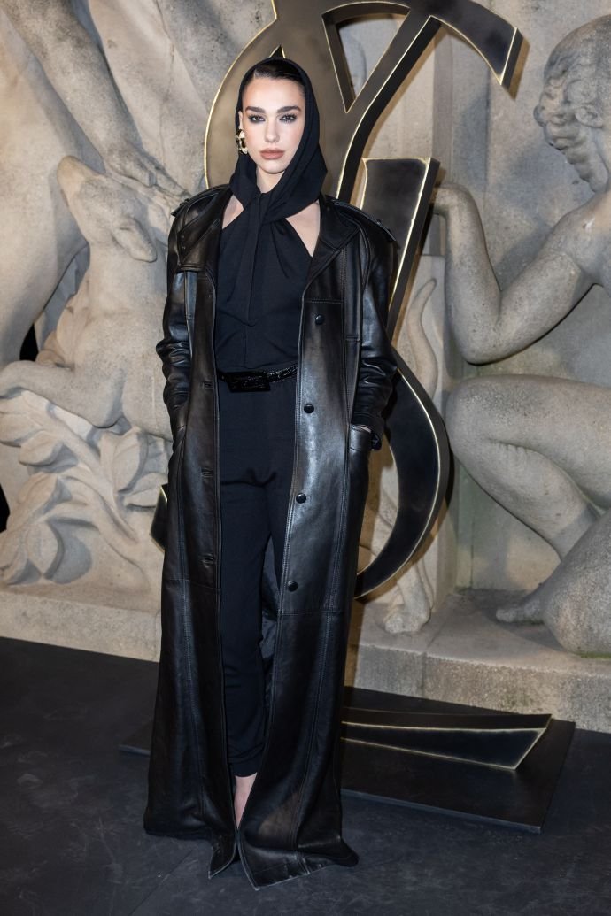 Сальма Хайек, Дуа Липа и Зоя Кравец появились в потрясающих нарядах на показе Saint Laurent. Топ самых элегантных образов из новой коллекции французского бренда
