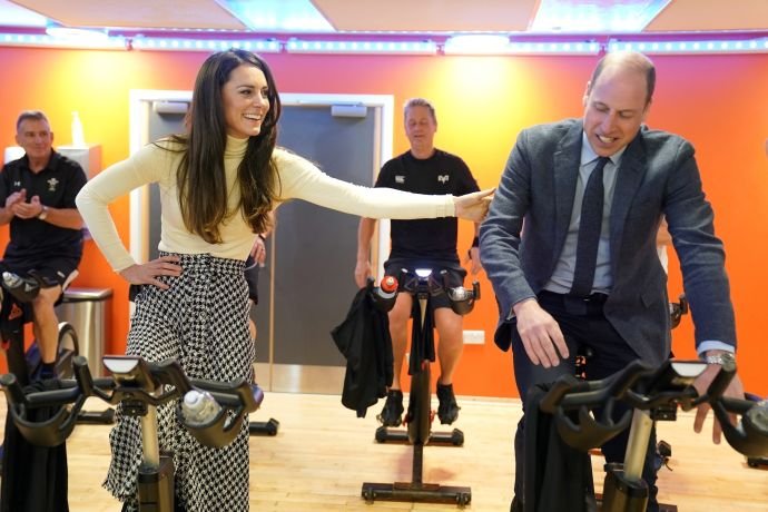 "Некоторый конфуз": Кейт Миддлтон в облегающей юбке и шпильках уделала принца Уильяма в спортивном соревновании