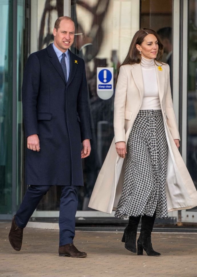 "Некоторый конфуз": Кейт Миддлтон в облегающей юбке и шпильках уделала принца Уильяма в спортивном соревновании