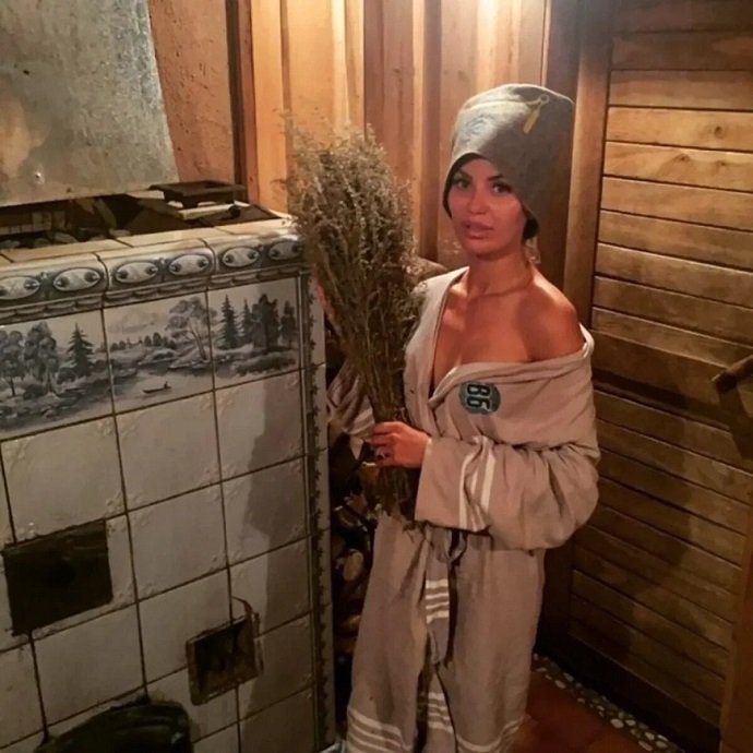 «Девичник» в парилке: Анна Семенович отпраздновала свой день рождения. Кто еще из звезд любит оголяться в бане