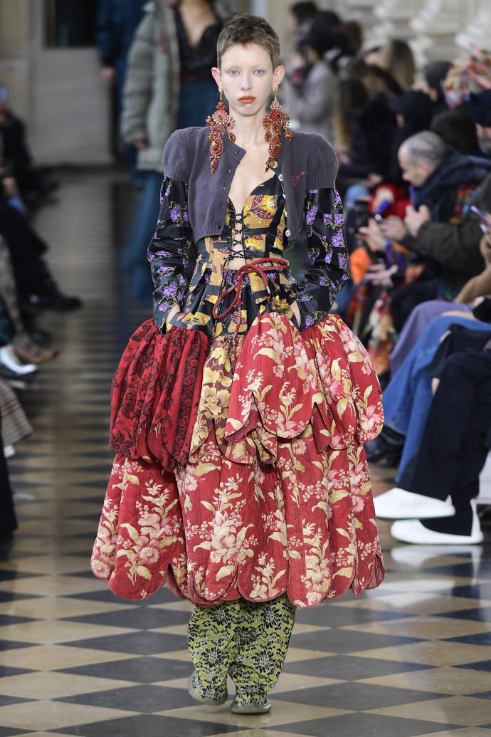 Ирина Шейк и Джулия Фокс потрясли фанатов нарядами на показе Vivienne Westwood. Самые крутые образы из новой коллекции модного дома