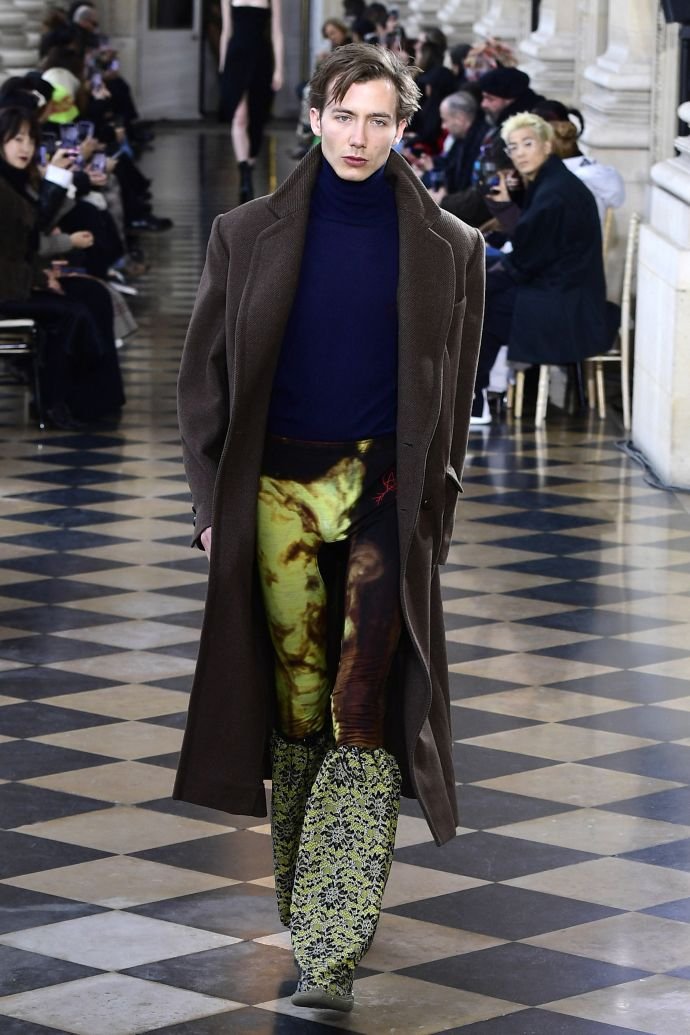 Ирина Шейк и Джулия Фокс потрясли фанатов нарядами на показе Vivienne Westwood. Самые крутые образы из новой коллекции модного дома