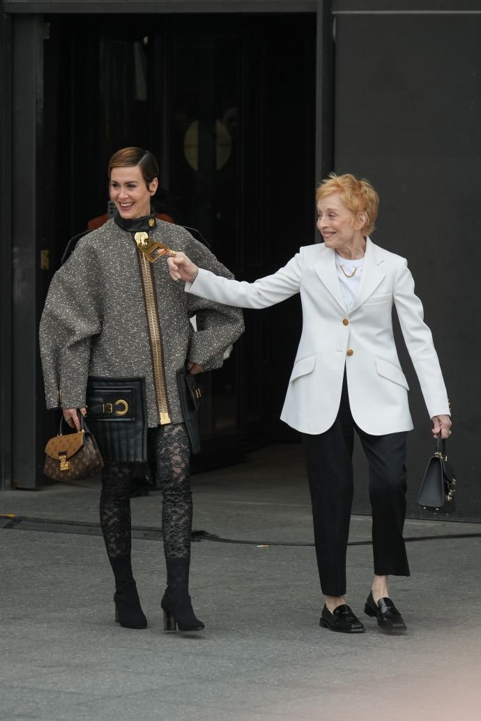Зендея и Софи Тернер посетили показ Louis Vuitton в необычных нарядах. Топ-10 восхитительных образов из новой коллекции модного дома