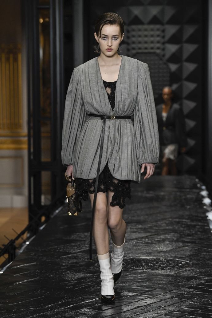 Зендея и Софи Тернер посетили показ Louis Vuitton в необычных нарядах. Топ-10 восхитительных образов из новой коллекции модного дома