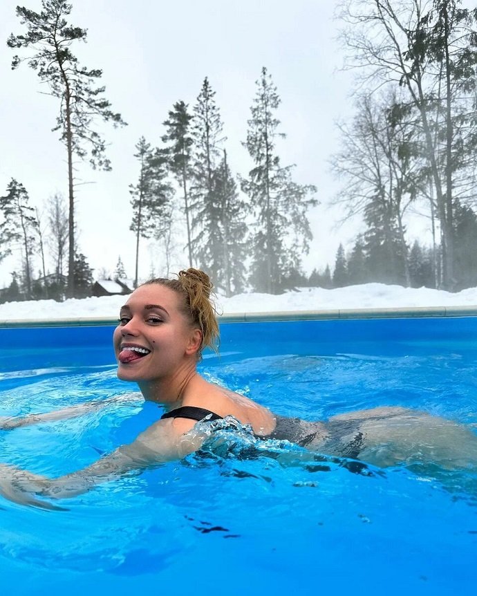 34-летняя Кристина Асмус устроила горячую фотосессию в бассейне