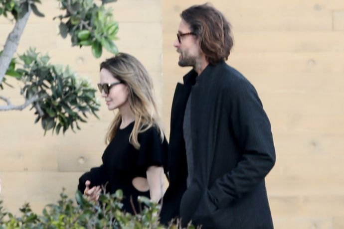 Папарацци "застукали" Анжелину Джоли на свидании с сыном банкиров-миллиардеров