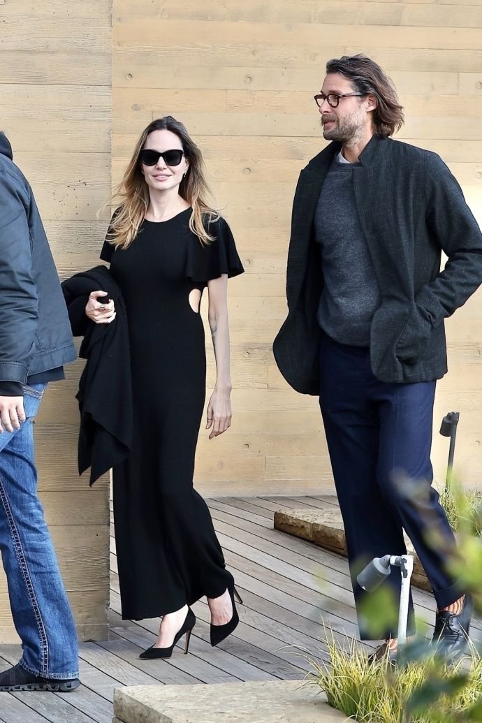 Папарацци "застукали" Анжелину Джоли на свидании с сыном банкиров-миллиардеров