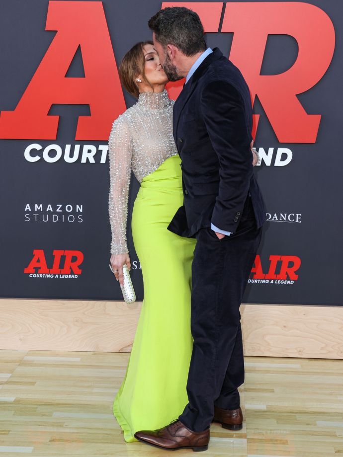  Бен Аффлек и Дженнифер Лопес не сдерживали своих чувств перед камерами фотографов на премьере фильма "Воздух"