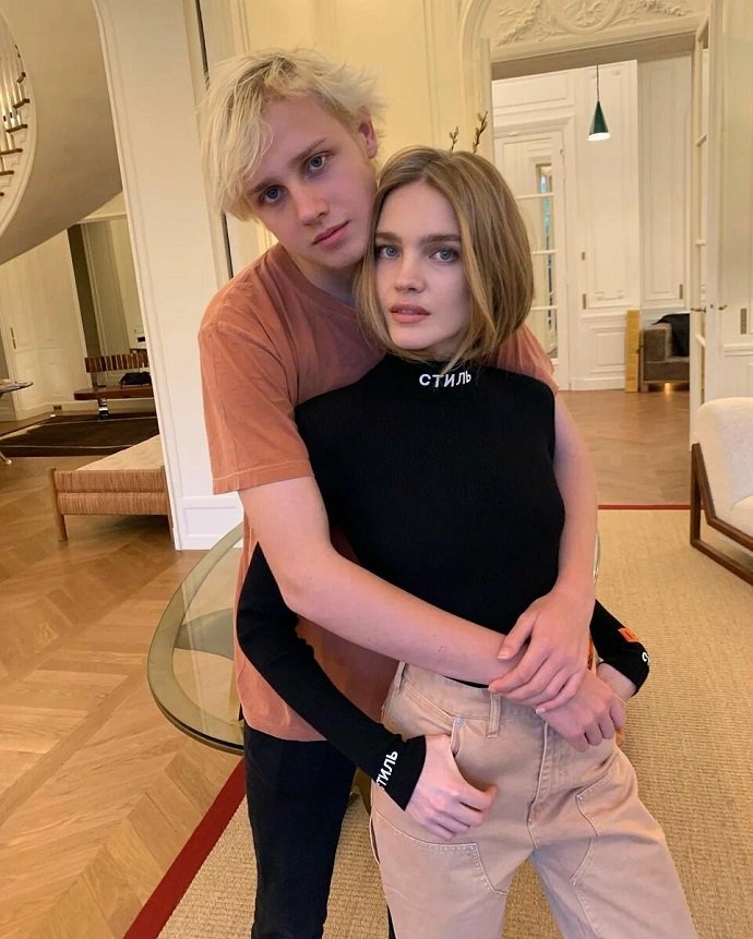  Наталья Водянова без макияжа выложила совместное фото с 21-летним сыном