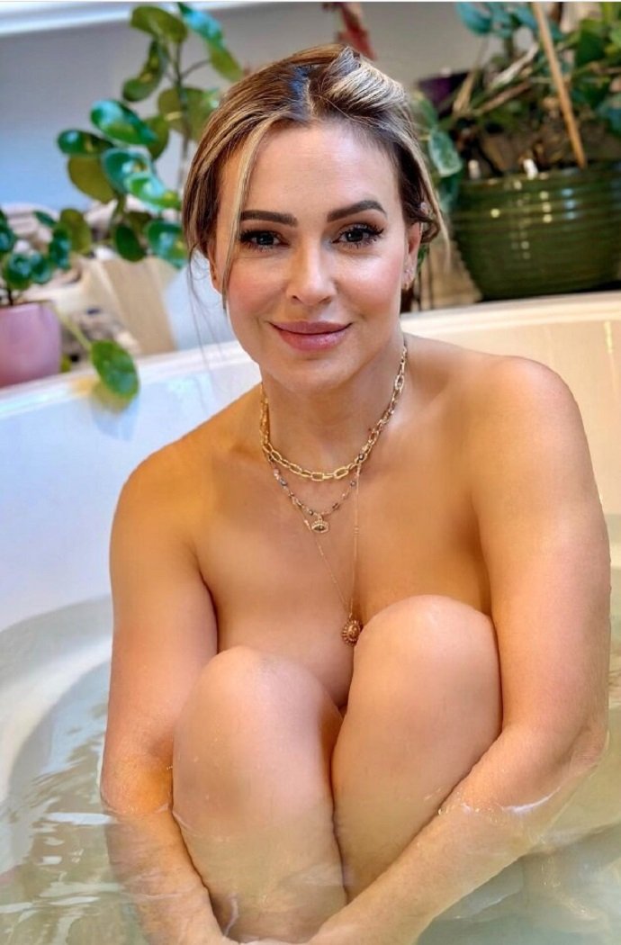  50-летняя Алисса Милано опубликовала фото из ванной и блеснула шикарными формами 