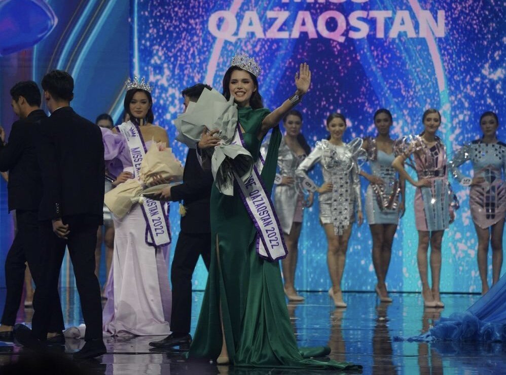 19-летняя «Мисс Вселенная Казахстан 2022» Диана Ташимбетова замечена в клубе с мужчинами явно старше