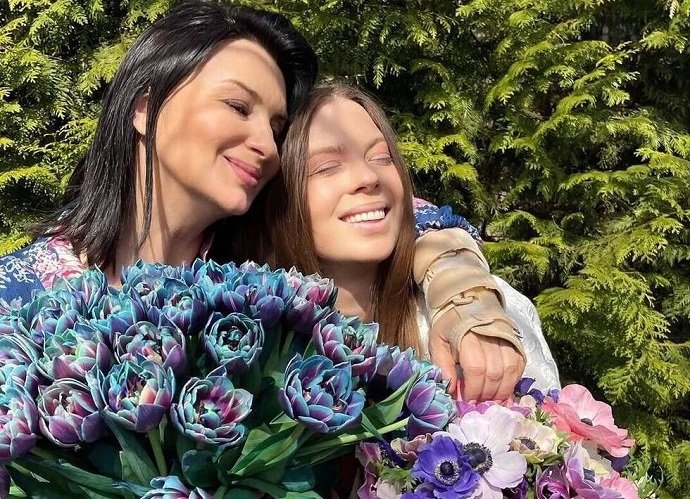Екатерина Стриженова трогательно поздравила старшую дочь с днем рождения и опубликовала фото ее семьи 
