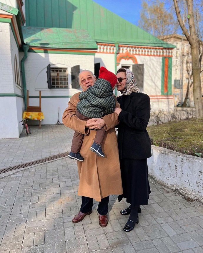 Жена Евгения Петросяна Татьяна Брухунова опубликовала семейные снимки с подросшим сыном