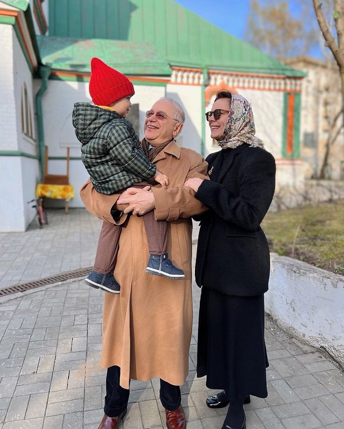 Бородина в храме, Тина Канделаки с сыном, Климова отмечает с Акиньшиной: рассказываем, как звезды празднуют Пасху
