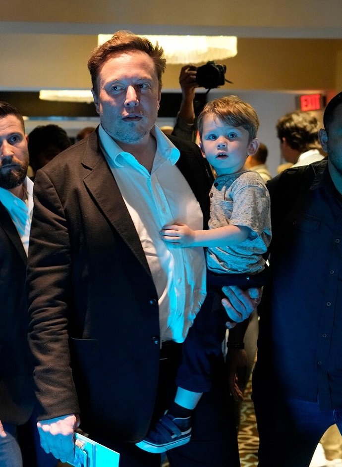 Илон Маск вышел на сцену с 2-летним сыном во время мероприятия в Майами