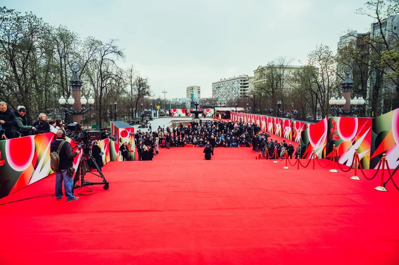 В Москве прошла церемония открытия ММКФ-2023: торжественная дорожка получилась красно-чёрной